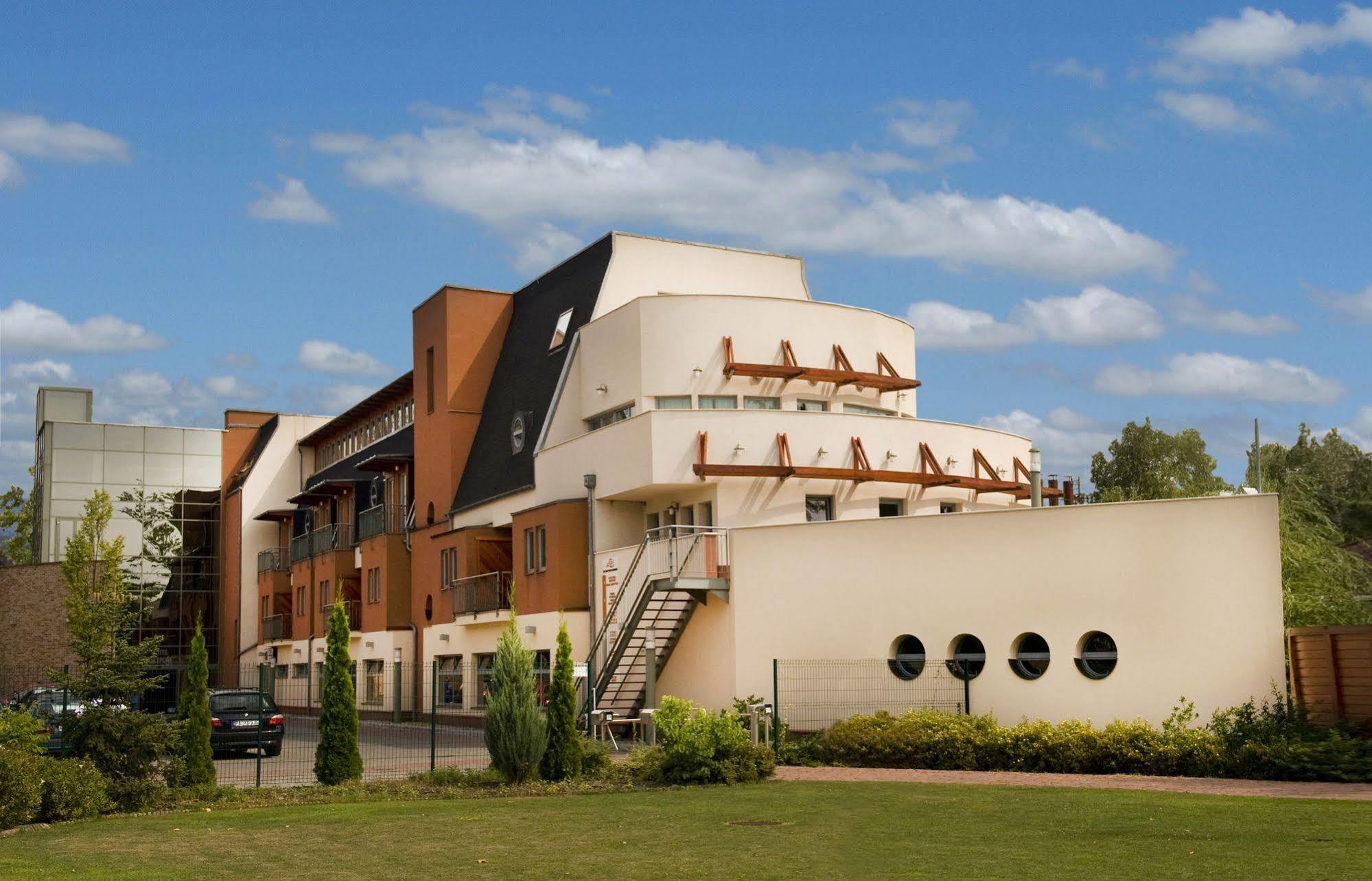 Holiday Beach Budapest Wellness Hotel With Sauna Park Eksteriør billede